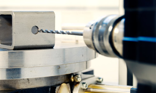 Zu den elektropneumatischen und lufthydraulischen Bohreinheiten Eine elektropneumatische BAHCO Bohreinheit beim präzisen Bohren in ein Metallbauteil