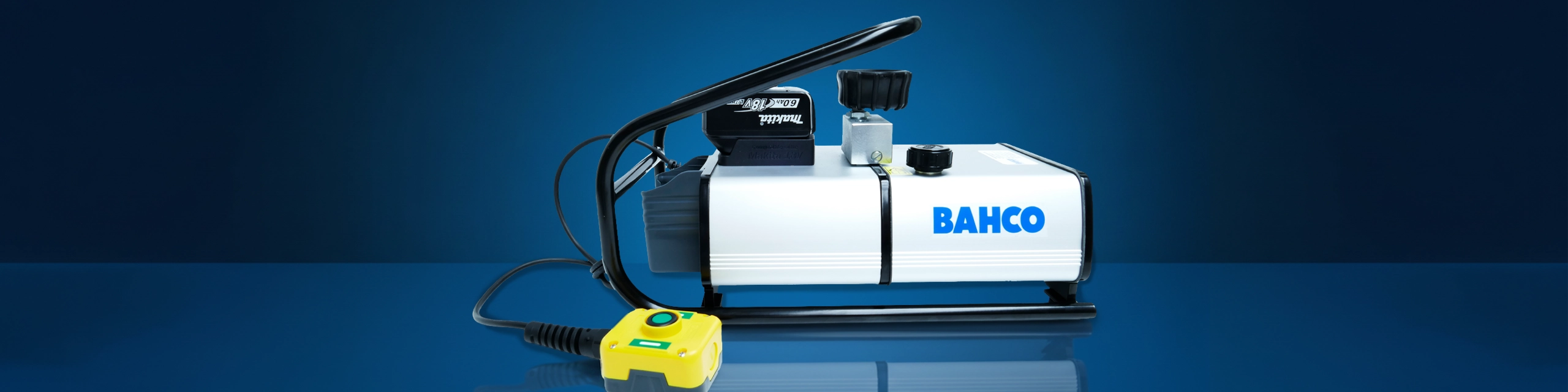 Mobile Hydraulikpumpen und Aggregate für flexiblen Einsatz Tragbare hydraulische Akku-Pumpe mit Fernbedienung von Bahco vor blauem Hintergrund