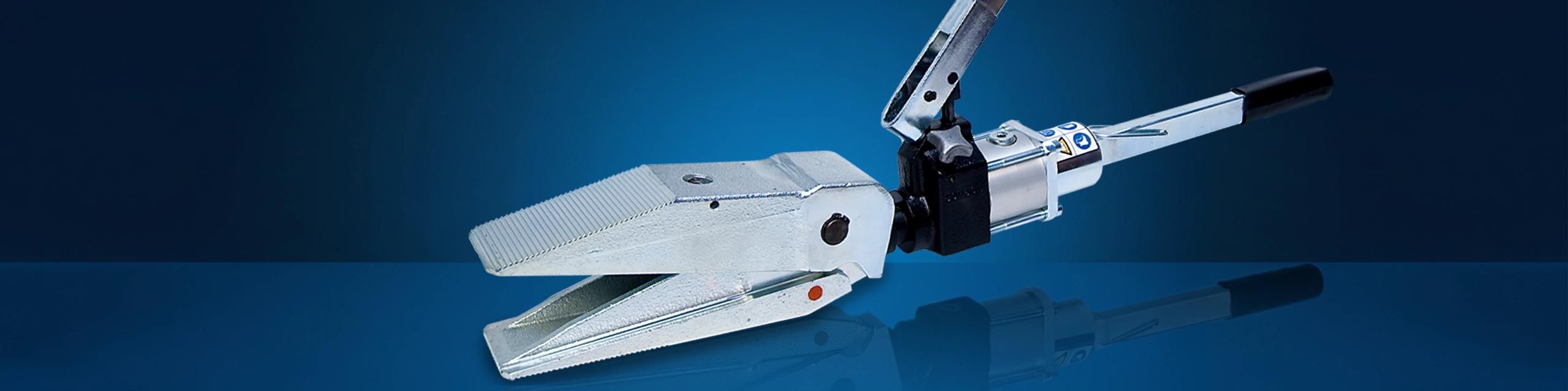 Zuverlässige hydraulische Spreizer für Industrie und Handwerk Hydraulischer Bahco Spreizer und mechanischer Spreizkeil vor blauem Hintergrund