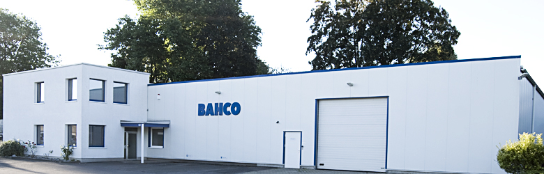 Erfahren Sie mehr über die über 50-jährige Geschichte und Philosophie von BAHCO Dortmund Moderne Außenansicht des BAHCO Betriebsgebäudes und der Lagerhalle in Dortmund mit Parkplatz